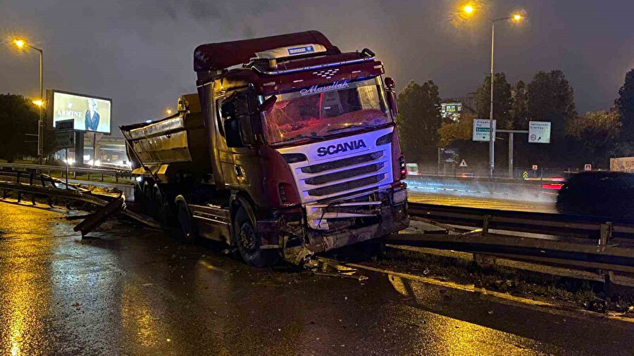 Ataşehir’de kayganlaşan yolda kontrolden çıkan hafriyat kamyonu bariyerlere çarptı
