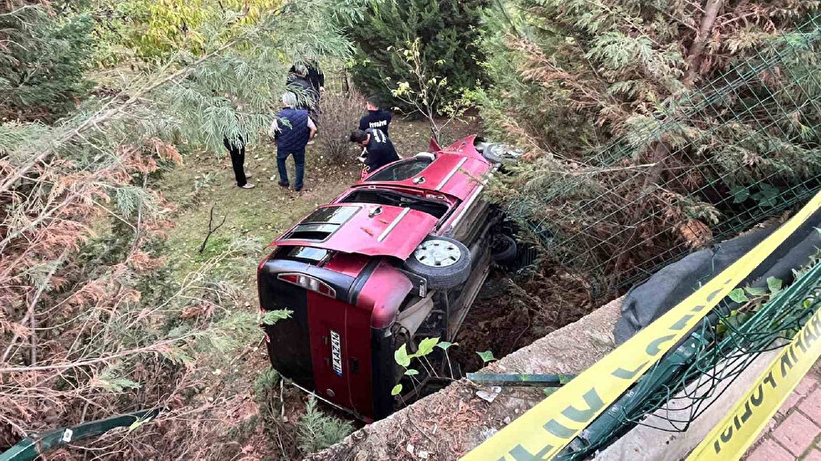 Bilecik'te kontrolden çıkan araç bir evin bahçesine uçtu.