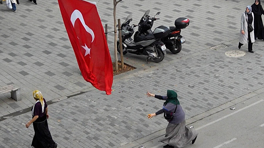 Düzce'de duygulandıran sosyal deney: Vatandaşlar Türk bayrağının yere düşmesine izin vermedi