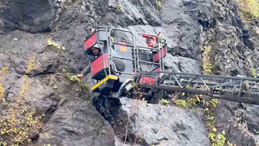 Amasra'da kayalardan sarkan kablolar paniğe sebep oldu: Dinamitlere ait olduğu ortaya çıktı