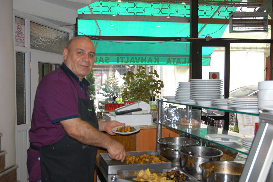 Daha birkaç ay önce el üstünde tutulan bir iş adamıyken, bu gece minibüse binecek parayı bile bulamamış.