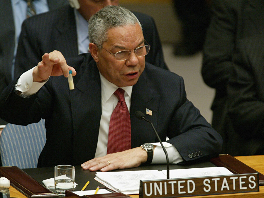 ABD'nin Irak'ı işgal etmeye hazırlandığı sırada, Dışişleri Bakanı Colin Powell, BMGK’de Saddam Hüseyin'in kitle imha silahları geliştirdiğini söyleyerek biyolojik silah şarbonunun insansız hava araçlarıyla Irak'ın komşularına veya ABD'ye gönderilebileceğini iddia etti ve kanıt olarak da küçük bir cam şişeyi gösterdi. 