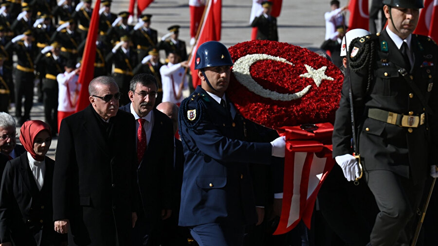 Cumhurbaşkanı Erdoğan Anıtkabir Özel Defteri’ni imzaladı