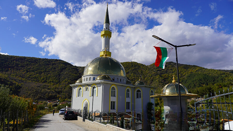 3 senede tamamlanan Altın Camii, yüzlerce kişinin gönül birliğiyle, hiç para harcanmadan inşa edilmiş.