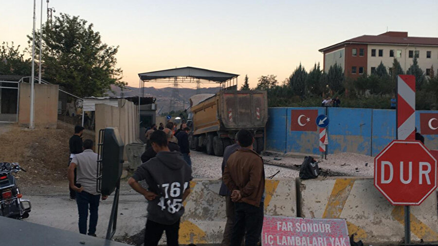 ​Mardin'de feci kaza: Baraj girişinde kum yüklü kamyonlar tıra çarptı; bir ölü