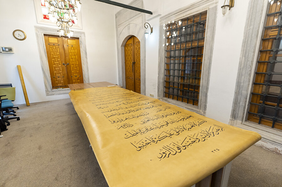 Her sayfasında 1 cüzün yer aldığı dünyanın en büyük Kur'ân-ı Kerîm'i, 210'a 150 santimetre ölçülerindeki toplam 30 sayfadan oluşuyor.