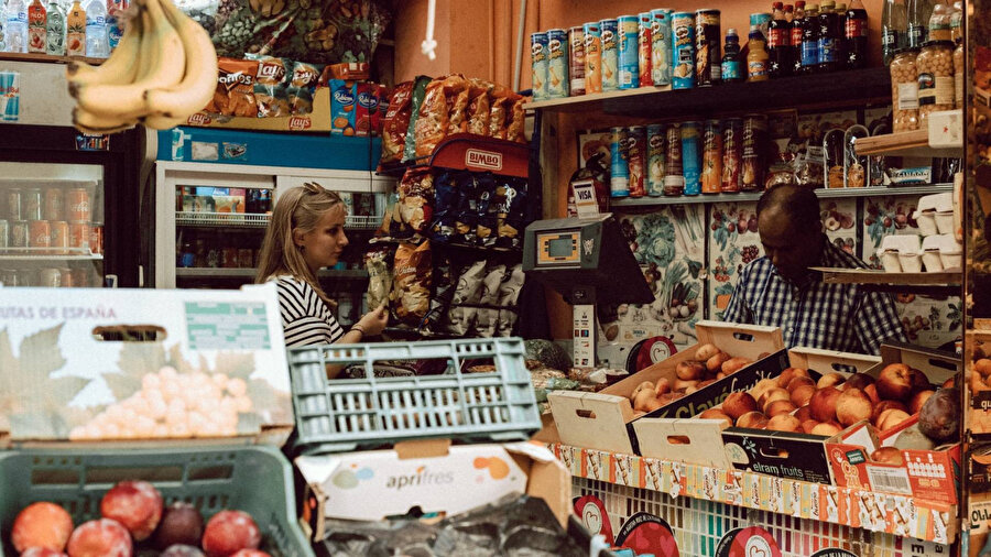 Hatay'da bir hayırsever mahallelinin markete borcunu ödedi.
