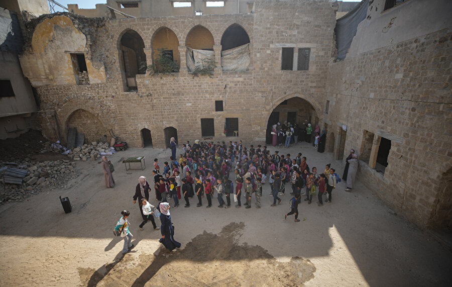 Eğitim sisteminin neredeyse çökme aşamasına geldiği Gazze’de, tarihî bir okul yeni umut ışığı oldu.