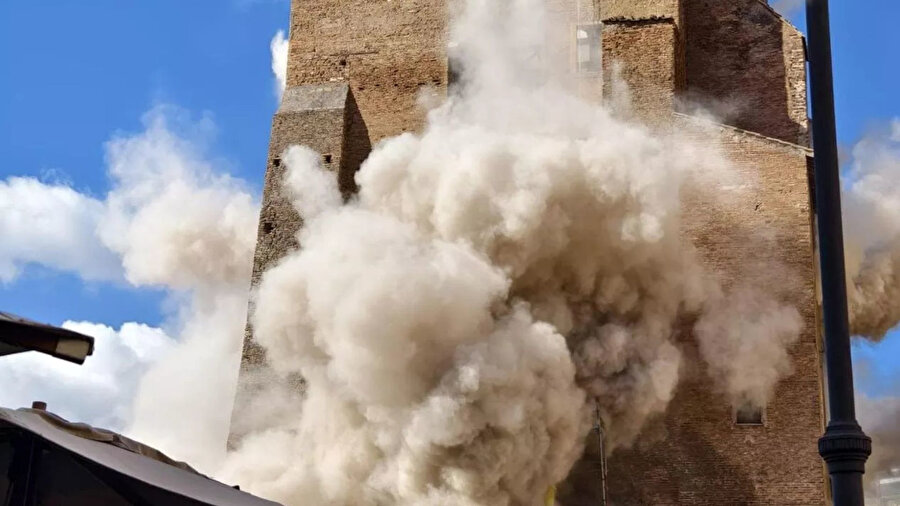 13. yüzyıldan kalma Torre dei Conti Kulesi’nin bir bölümü restorasyon sırasında çöktü.