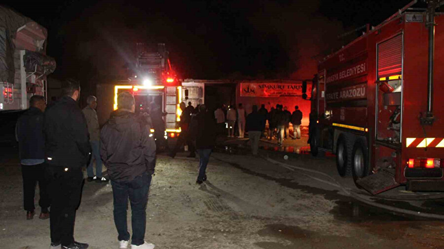 Amasya’da soğan deposu alev alev yandı