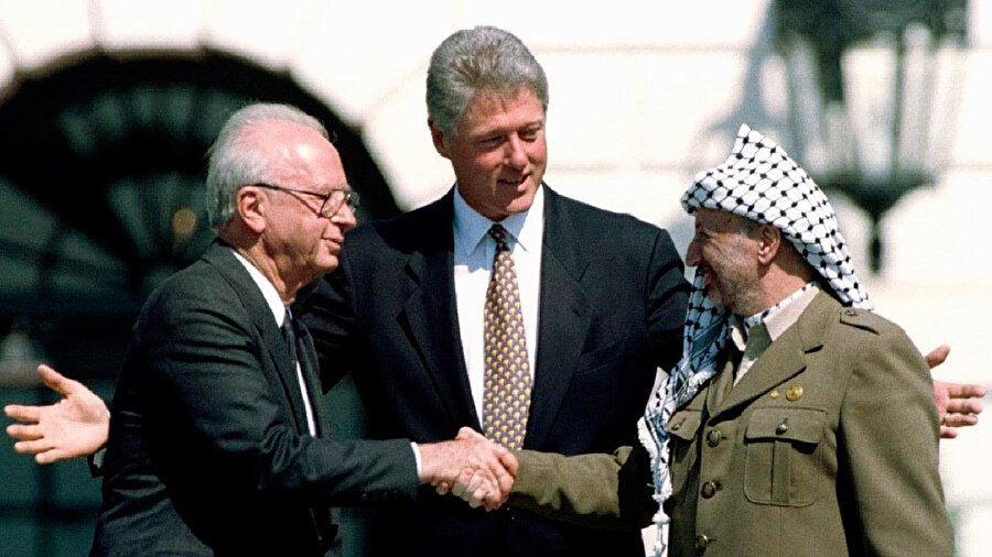 ABD Başkanı Bill Clinton, İsrail Başbakanı Yitzhak Rabin ve Filistin Kurtuluş Örgütü lideri Yaser Arafat, Beyaz Saray'ın bahçesinde.