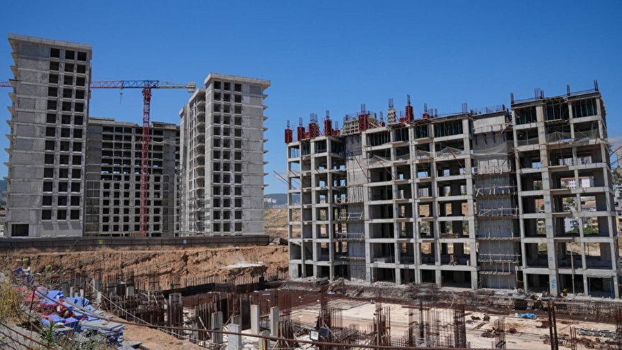 İzmir'de kentsel dönüşüm mağdurları proje sahasına çöp depolanmasına tepki gösterdi.