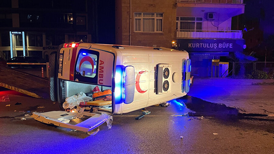 Samsun’da otomobil ile çarpışan ambulanstaki 5 kişi yaralandı.