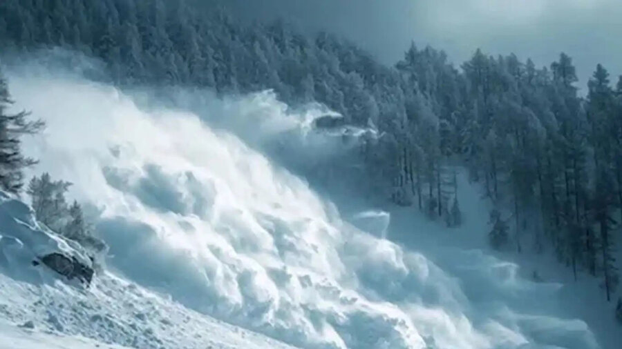 Nepal’deki Yalung Ri Dağı’nda meydana gelen çığda 5 yabancı dağcı ve 2 Nepalli rehber yaşamını yitirdi.