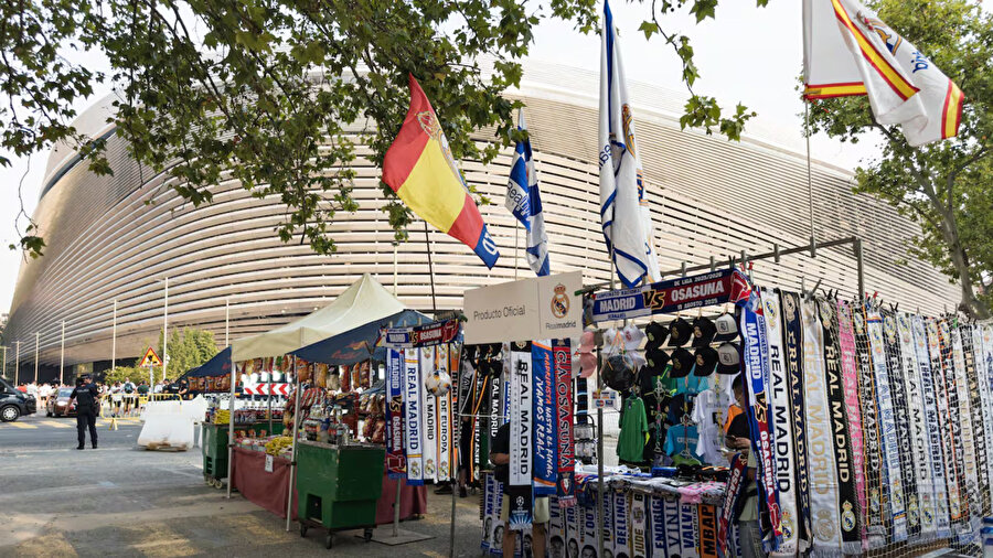 ​Yıllardır Santiago Bernabéu Stadı çevresinde tezgâh açan 87 aile mahkemeye başvurdu.