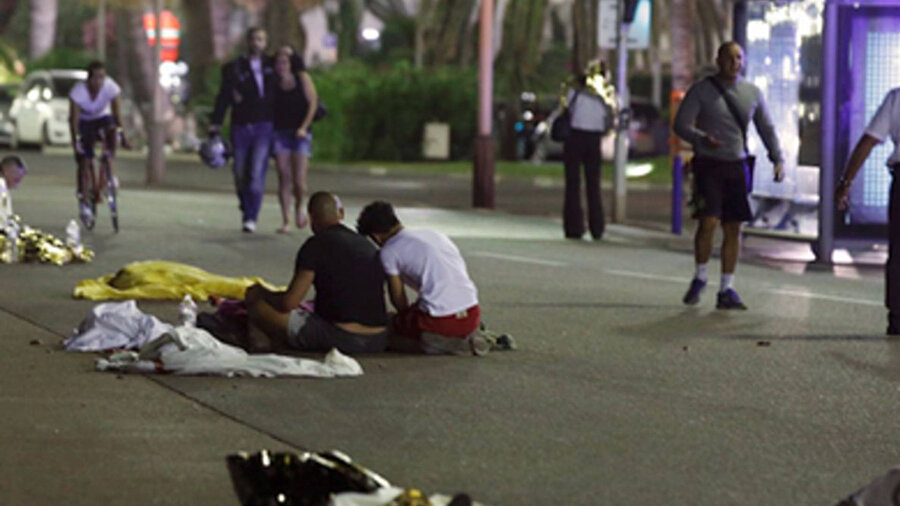 Fransa'da bir sürücü, ana yolda aracını yayalar ve bisikletlilerin üzerine sürdü.