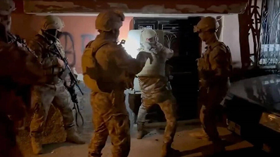 Silah ve mühimmat kaçakçılığına yönelik operasyonlarda 135 şüpheli yakalandı.