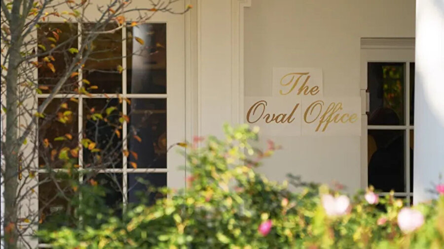 Trump’ın Oval Ofis girişine astırdığı altın renkli kağıt tabela, ulusal basında eleştiri konusu oldu.