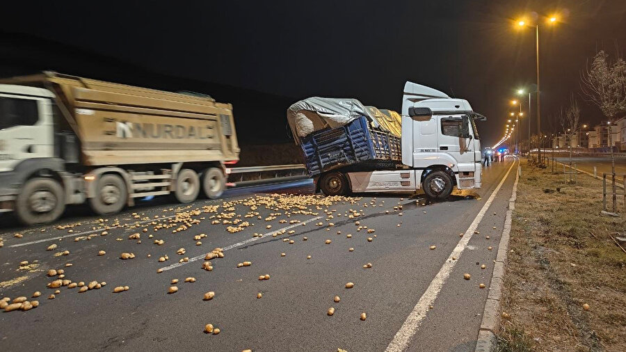 Rampa aşağı inen tır makasladı, onlarca kilo patates yola saçıldı