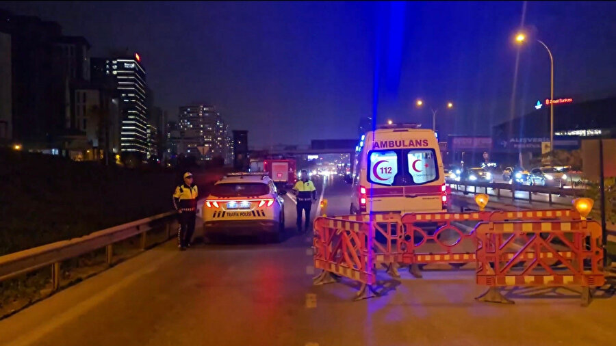 Kadıköy’de çukura düşen motosikletli yaralandı