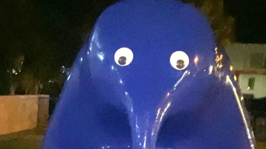 “Mavi Blob” adıyla bilinen kamusal sanat eserine oynar göz sticker’ı yapıştırıldı.