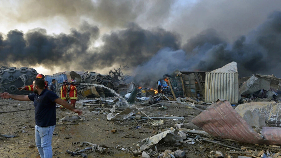 Ordudan yapılan açıklamada, &quot;Lübnan’ın istikrarını hedef alan, güneydeki yıkımı genişletmeyi ve Lübnan halkına yönelik tehdidi canlı tutmayı amaçlayan İsrail saldırılarının en güçlü şekilde kınandığı&quot; belirtildi.

İsrail'in saldırılarının, Lübnan ile İsrail arasındaki ateşkes uyarınca ordunun güneyde konuşlanmasının tamamlamasını engellediği vurgulandı.

İsrail ordusunun, Lübnan'ın güneyinde ateşkese rağmen 6 noktaya düzenlediği hava saldırılarında bir kişi hayatını kaybetmiş, 9 kişi yaralanmıştı.

- Ateşkes anlaşması 2024'te imzalandı

İsrail, Ekim 2023'te Lübnan'a yönelik saldırı başlatmış, Eylül 2024'te bu saldırı geniş çaplı bir savaşa dönüşmüştü. Savaşta 4 binden fazla kişi hayatını kaybetmiş, yaklaşık 17 bin kişi yaralanmıştı.

Kasım 2024'te Hizbullah ile İsrail arasında sağlanan ateşkes anlaşmasına rağmen İsrail'in ateşkesi 4 bin 500'den fazla kez ihlal ettiği ve bu ihlaller sonucunda yüzlerce sivilin öldüğü ve yaralandığı bildirilmişti.

İsrail, ayrıca son savaşta Lübnan'da ele geçirdiği 5 tepeyi hala işgal altında tutarken, onlarca yıldır elinde bulundurduğu bazı bölgelerdeki varlığını da sürdürüyor.


