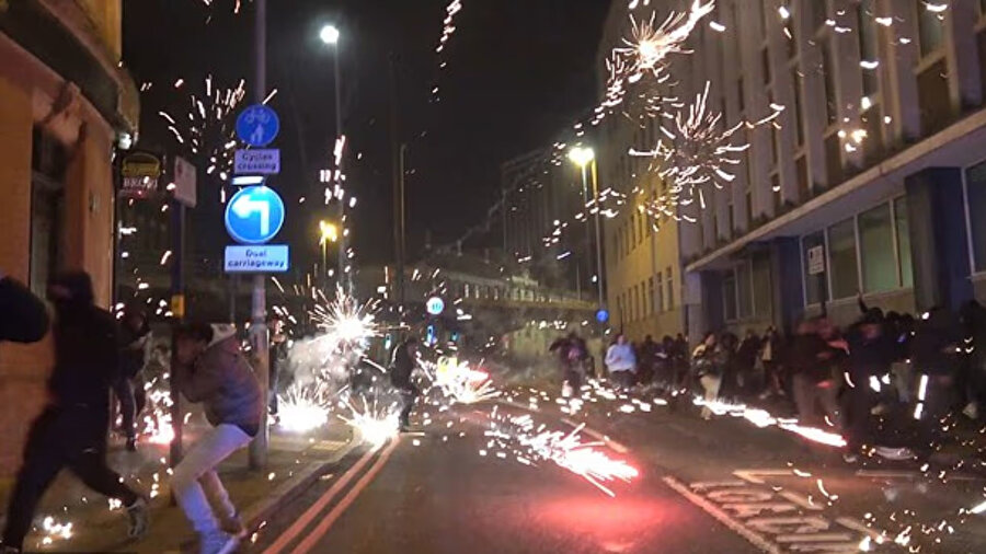 Maskeli genç gruplar, havai fişekleri adeta silah gibi kullanarak sokaklarda polise, itfaiye ekiplerine ve çevredeki insanlara ateş açtı.