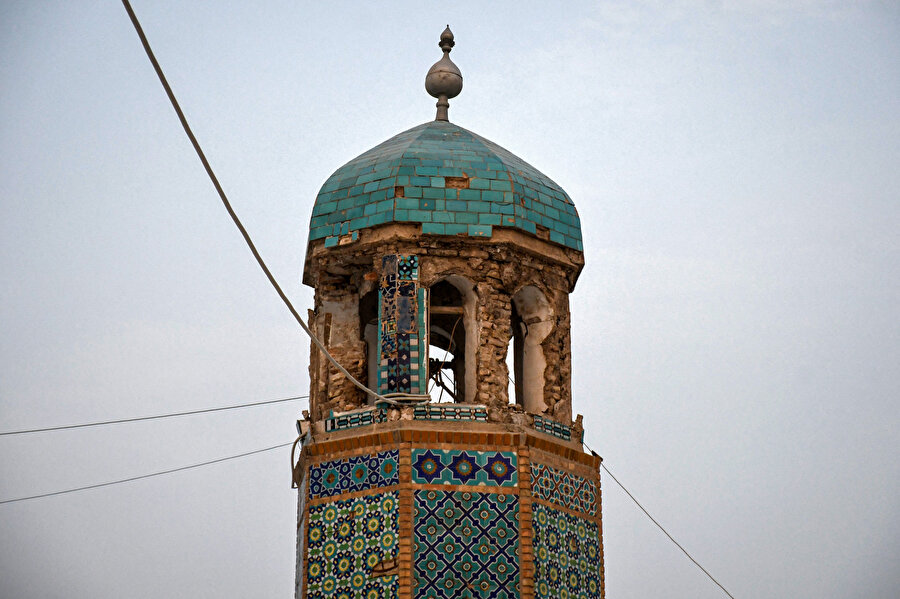 Deprem, Afganistan'ın kuzeyindeki Mezar-ı Şerîf’te bulunan ve ülkenin en saygı duyulan dinî yapılarından biri olan ünlü Mavi Camii de dâhil olmak üzere tarihî mekâna zarar verdi.