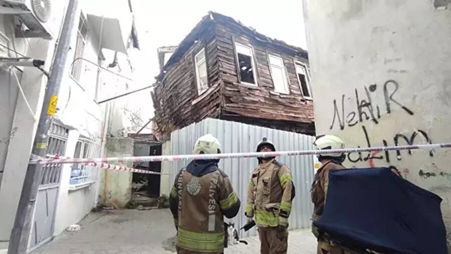 Beyoğlu’nda ahşap binada kısmi çökme.