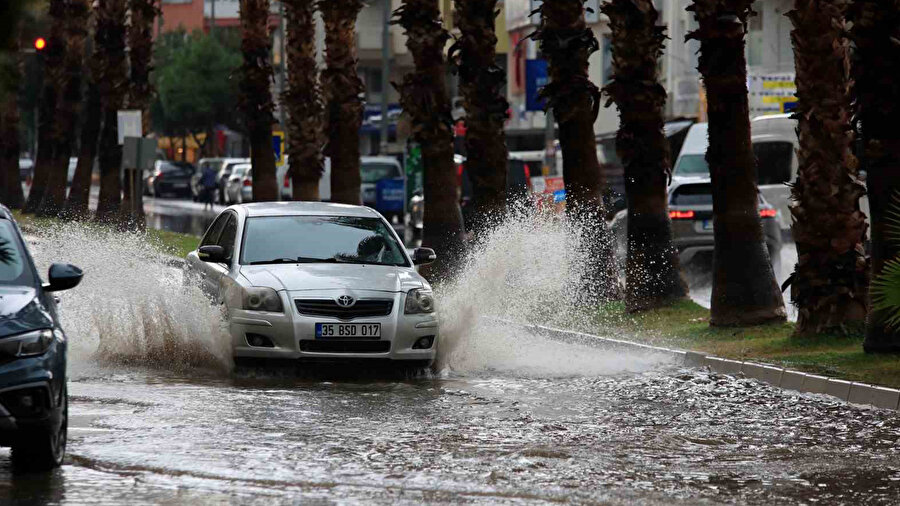 Antalya'da yer gök birbirine karıştı, sel suları hayatı felç etti: Meteorolojiden uyarı, "Devam edecek!"