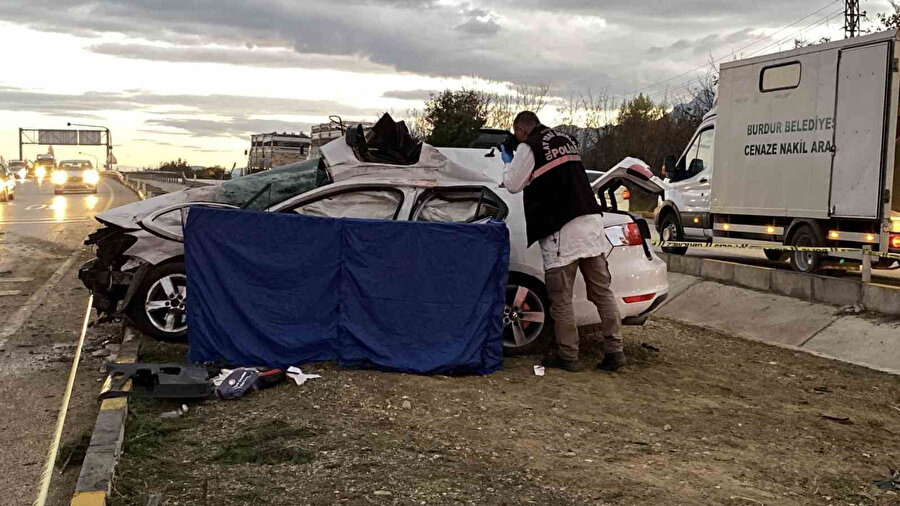 Kavşağa aşırı hızla giren tır otomobile çarptı: Bir ölü