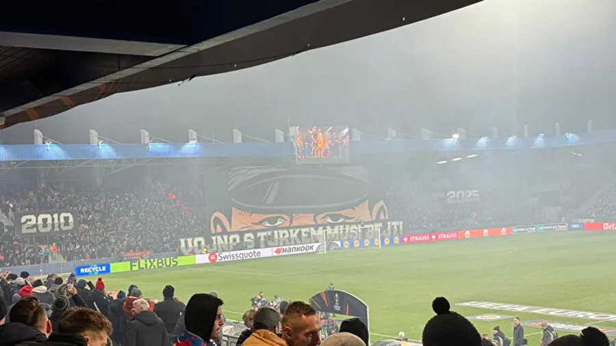 Plzen taraftarından ırkçı pankart: 'Türklerle savaşmak gerek' | UEFA göreve çağırıldı