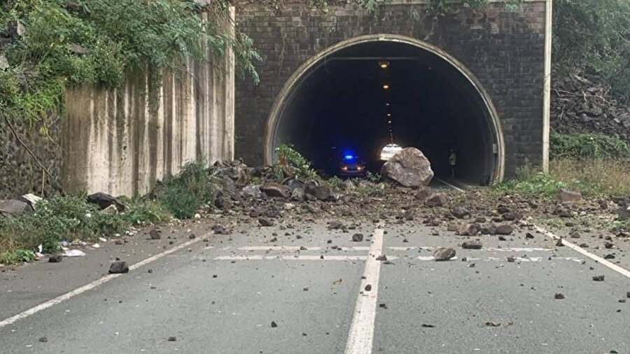 Artvin'de Sarp Sınır Kapısı yolunda heyelan