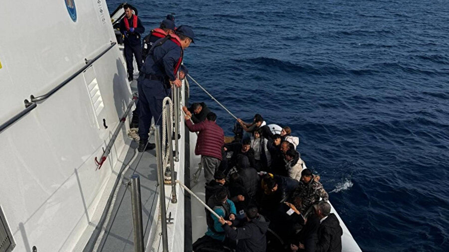 İzmir açıklarında 64 düzensiz göçmen kurtarıldı.