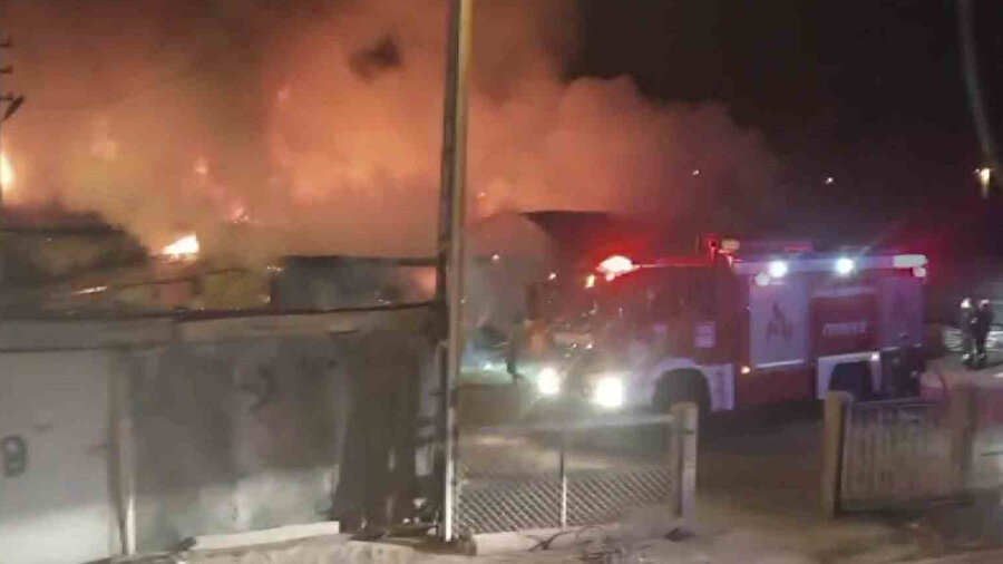 Sivas’ta ahır yangını geceyi aydınlattı