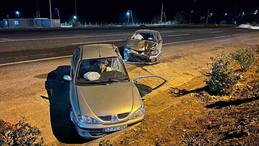 Akaryakıt istasyonuna girmek isteyen araç bir başka araçla çarpıştı: Biri ağır 8 yaralı