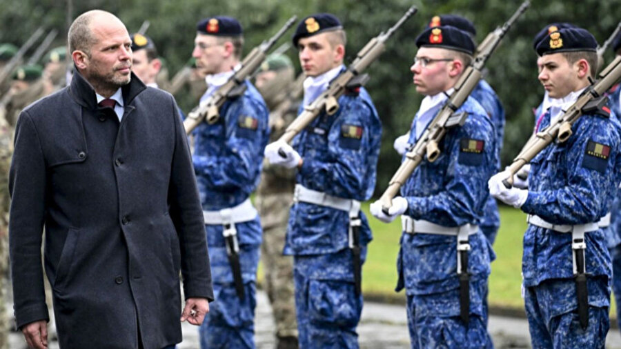 17 yaşındaki 149 bin gence mektup göndererek gönüllü askeri hizmete katılmaları çağrısında bulundu.