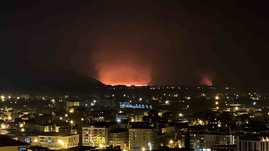 Yüksekova’da korkutan görüntüler: Kuş cenneti Nehil Sazlığı yanıyor