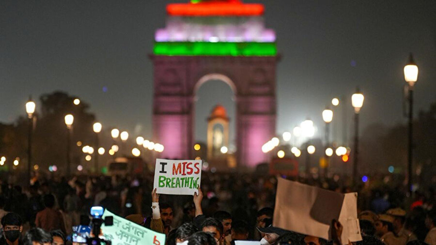 Hindistan’ın başkenti Yeni Delhi ve çevresinde hava kirliliğinin tehlikeli boyutlara ulaşmasının ardından yüzlerce kişi sokaklara akın etti.