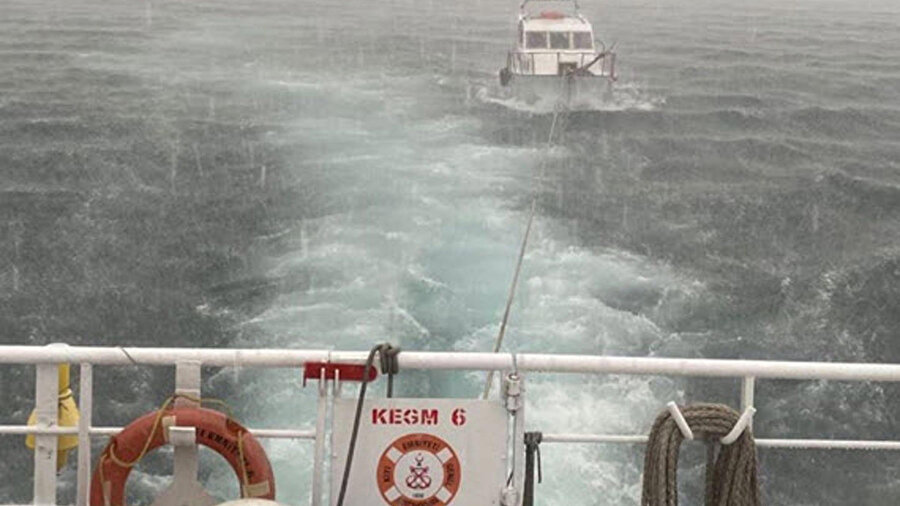 Çanakkale Boğazı'nda sürüklenen tekne kurtarıldı