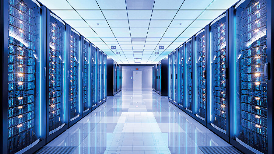 Çin’de veri merkezlerinin su tüketimi de ciddi bir sorun. 2030’a kadar Çin’deki veri merkezlerinin su kullanımı 3 milyar metreküpe ulaşabilir; bu, Singapur’un yıllık su tüketimine eşit. Ancak Çin, yenilenebilir enerjiye yaptığı yatırımlarla bu sorunu hafifletmeye çalışıyor. Örneğin, güneş ve rüzgâr enerjisi su tüketimini azaltıyor. ABD ise enerji şebekelerinin yetersizliği nedeniyle bu konuda geride kalıyor.