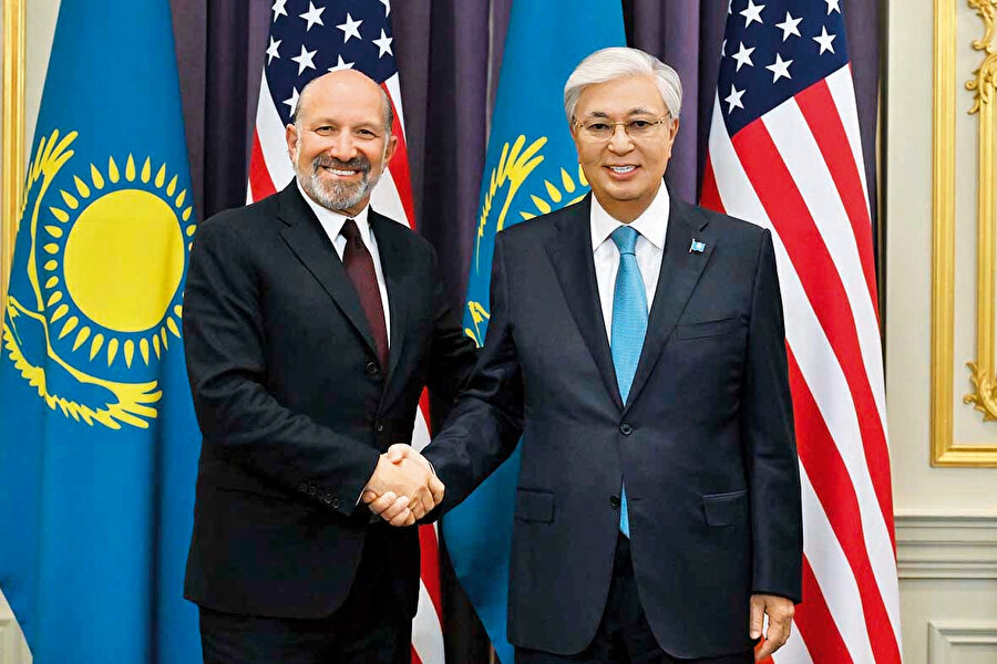  Howard Lutnick ve Kazakistan Devlet Başkanı Kasım Cömert Tokayev.