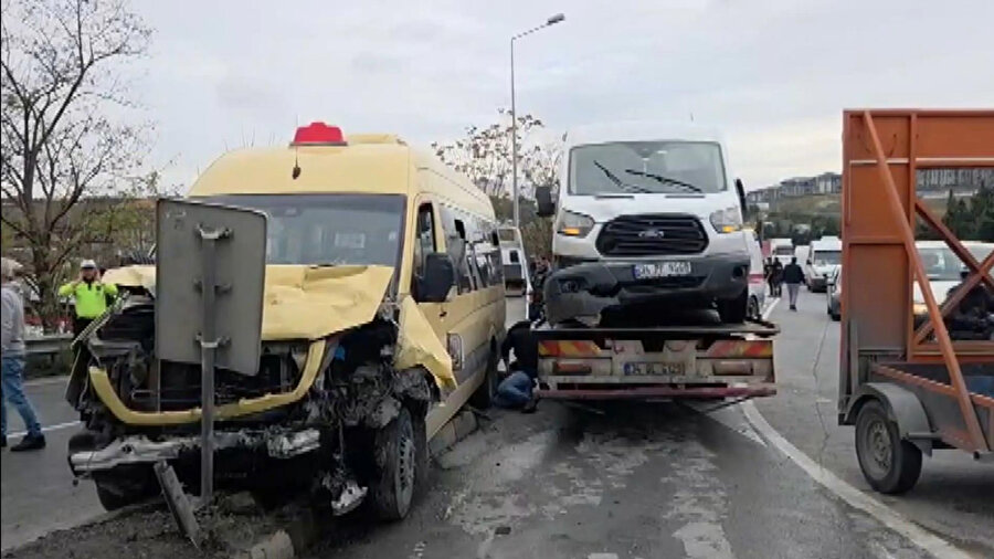 Başakşehir'de yolcu minibüsü ile 2 aracın karıştığı kazada, 12 kişi yaralandı.