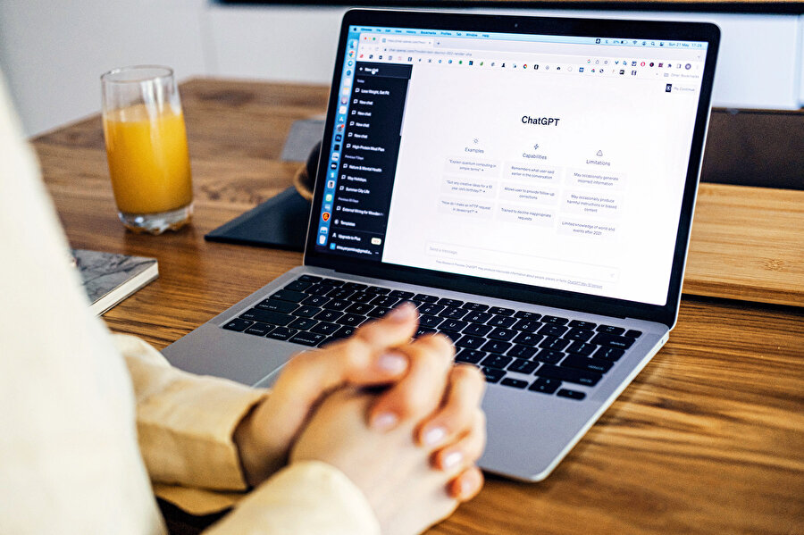 GPT-3 ile yapılan kısa bir sohbet ya da 100 kelimelik bir e-posta taslağı yaklaşık 500 mililitre su tüketiyor.