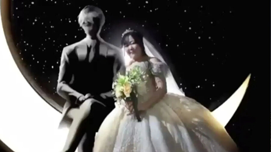 AI tarafından oluşturulan sanal damat “Lune Klaus” ile karma gerçeklik (mixed-reality) töreniyle evlendi.