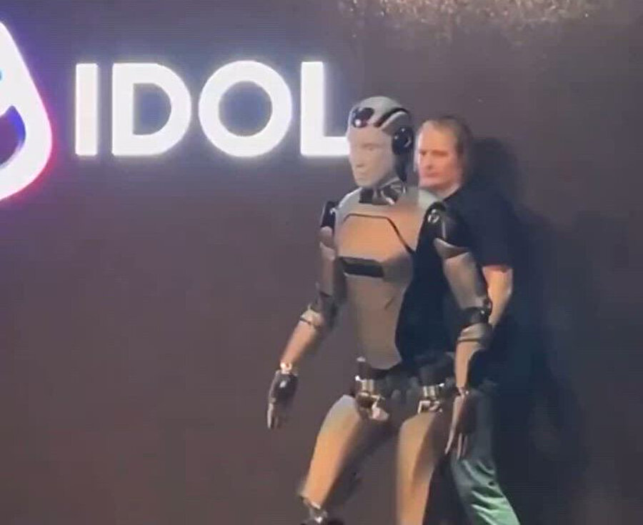 Rusya’nın insansı robotu AIdol tanıtımda sahnede devrildi