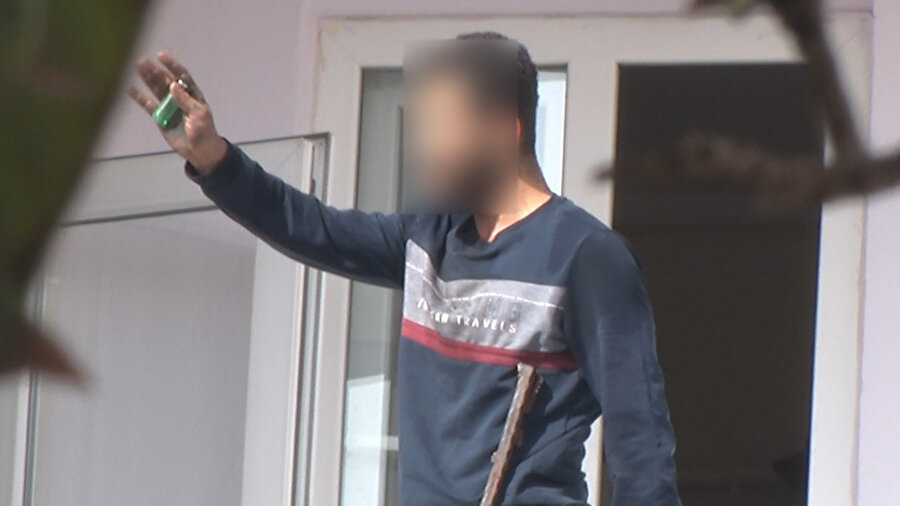 Antalya’da evi yakmaya çalıştı: Polis, akrabalarının elinden zor aldı