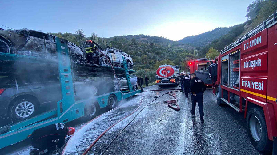 Bozdoğan’da araç yüklü tırda yangın: Araçlar kullanılamaz hale geldi