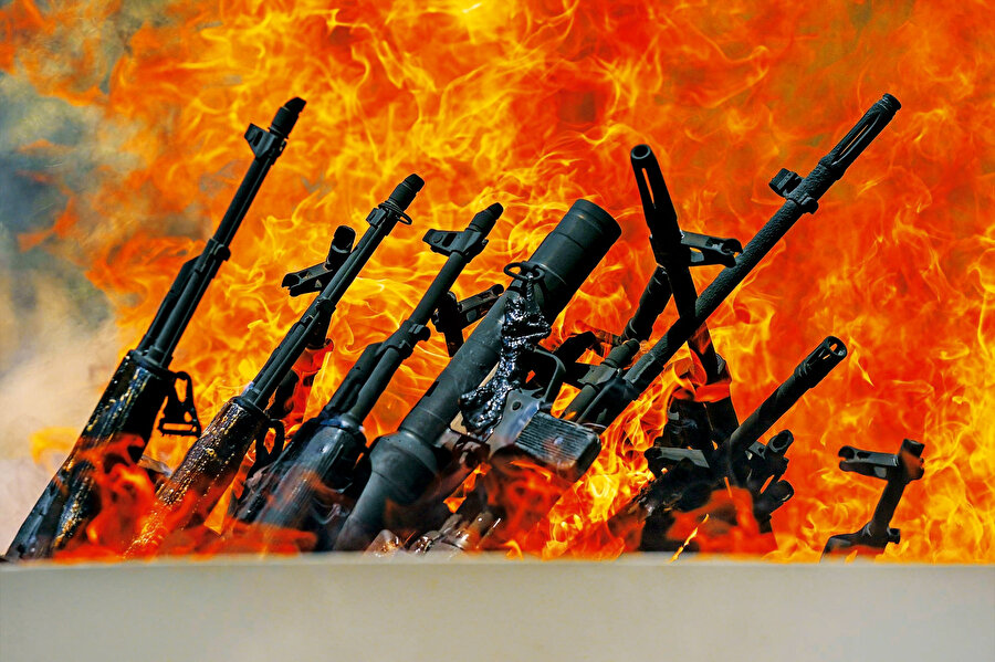 “Terörsüz Türkiye” sürecine giden ‘çıkış’ yapıldığında, hakikat nâmına bunun iyi niyetli olsa bile neticesiz kalacak bir çıkış olduğunu defalarca söyledik. Çünkü ipleri başkalarının elinde olan kukla bir örgütün silah bırakması olacak şey değil. Nitekim gelinen süreçte böyle olduğu görüldü. Kandil’de sahnelenen tiyatral silah bırakma sahnesinin sahadaki ve dahi masadaki gerçekler ile hiç de paralellik arz etmediğini bugün net olarak görüyoruz.