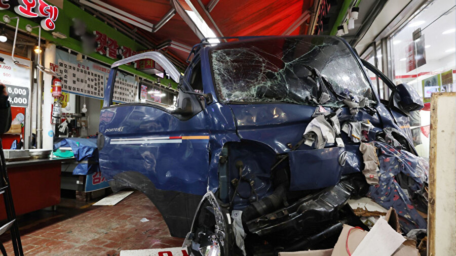 Bucheon kentinde bir minibüs, pazar yerindeki kaldırıma çıkarak yayalara çarptı.